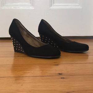 Black Aerosoles 7.5 Plum Tree Wedges w Gold Studs